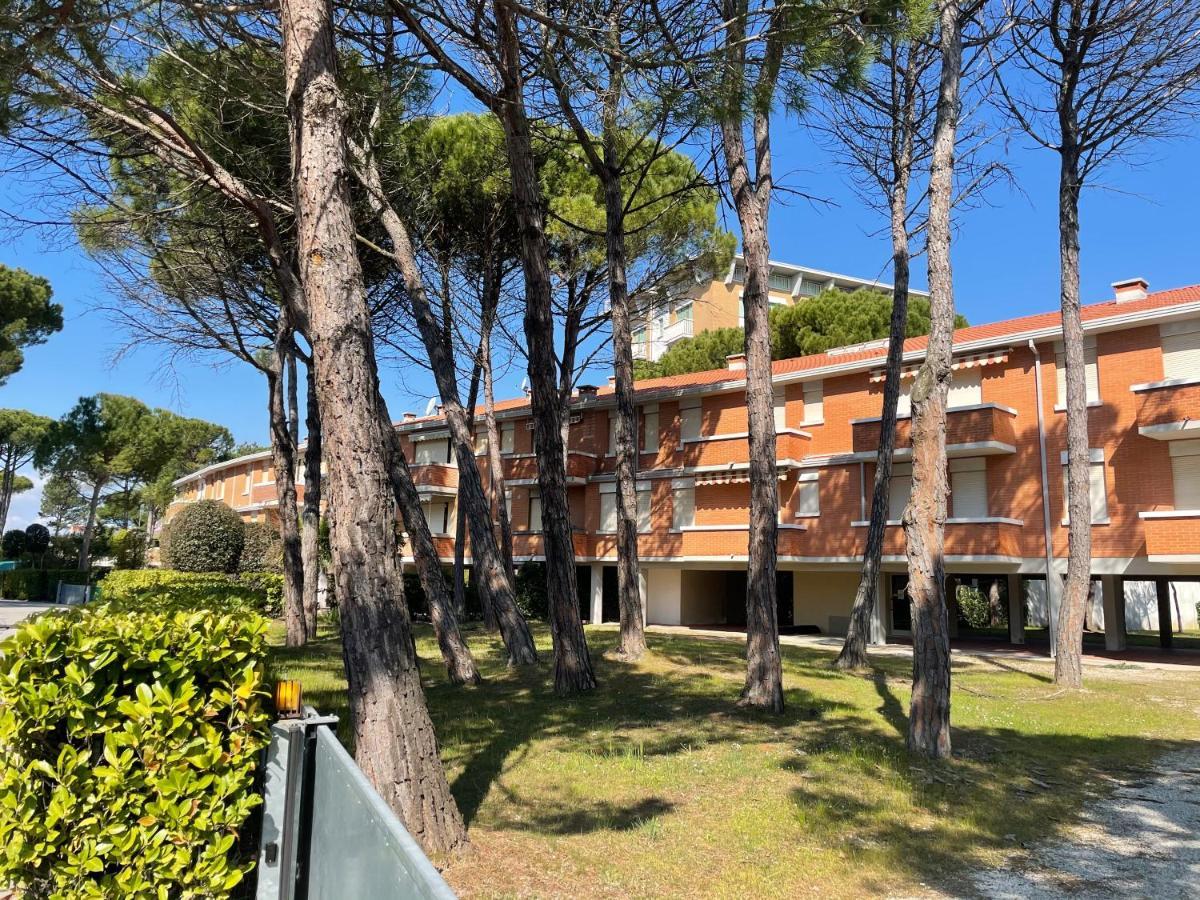 Twin Pine Trees Flats, Near Beach Bibione Bagian luar foto