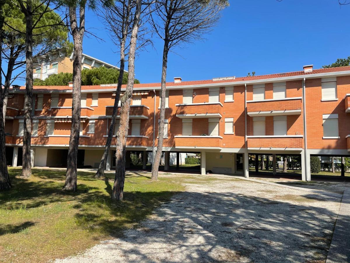Twin Pine Trees Flats, Near Beach Bibione Bagian luar foto